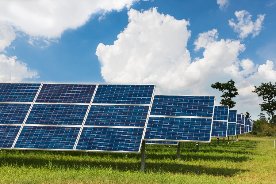 placas fotovoltaicas em sequência em uma fazenda solar