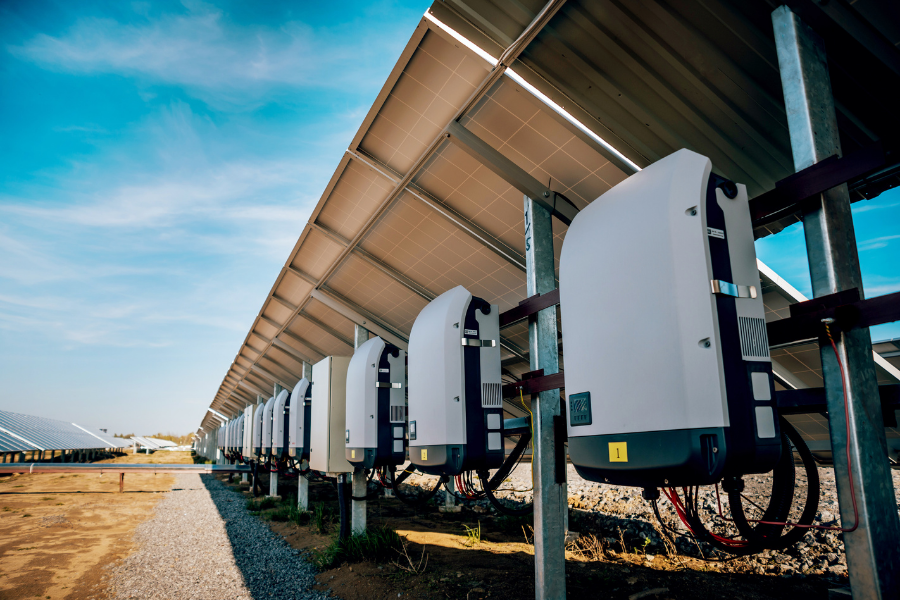 Imagem mostra campo de instalações de inversor solar 